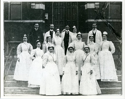Historical photo of a group of nurses in 1902.