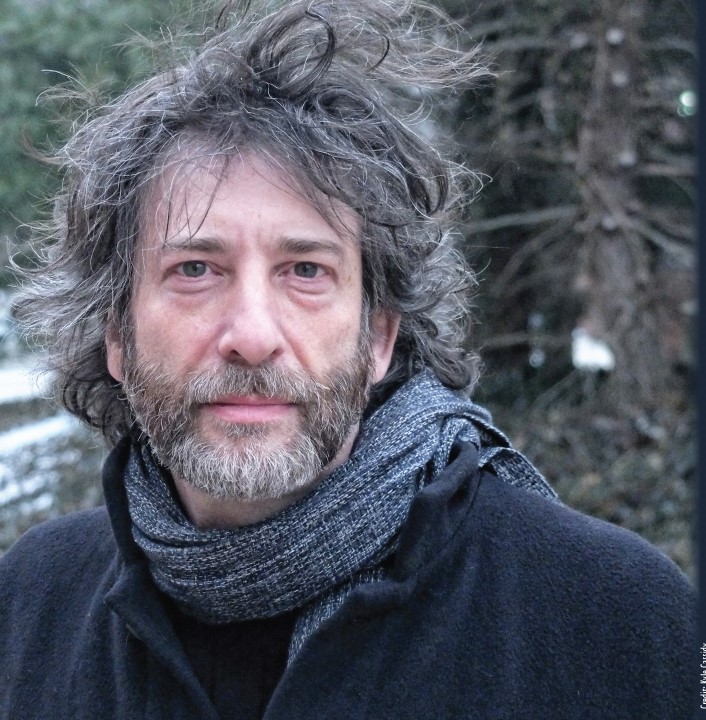 Headshot of Neil Gaiman.