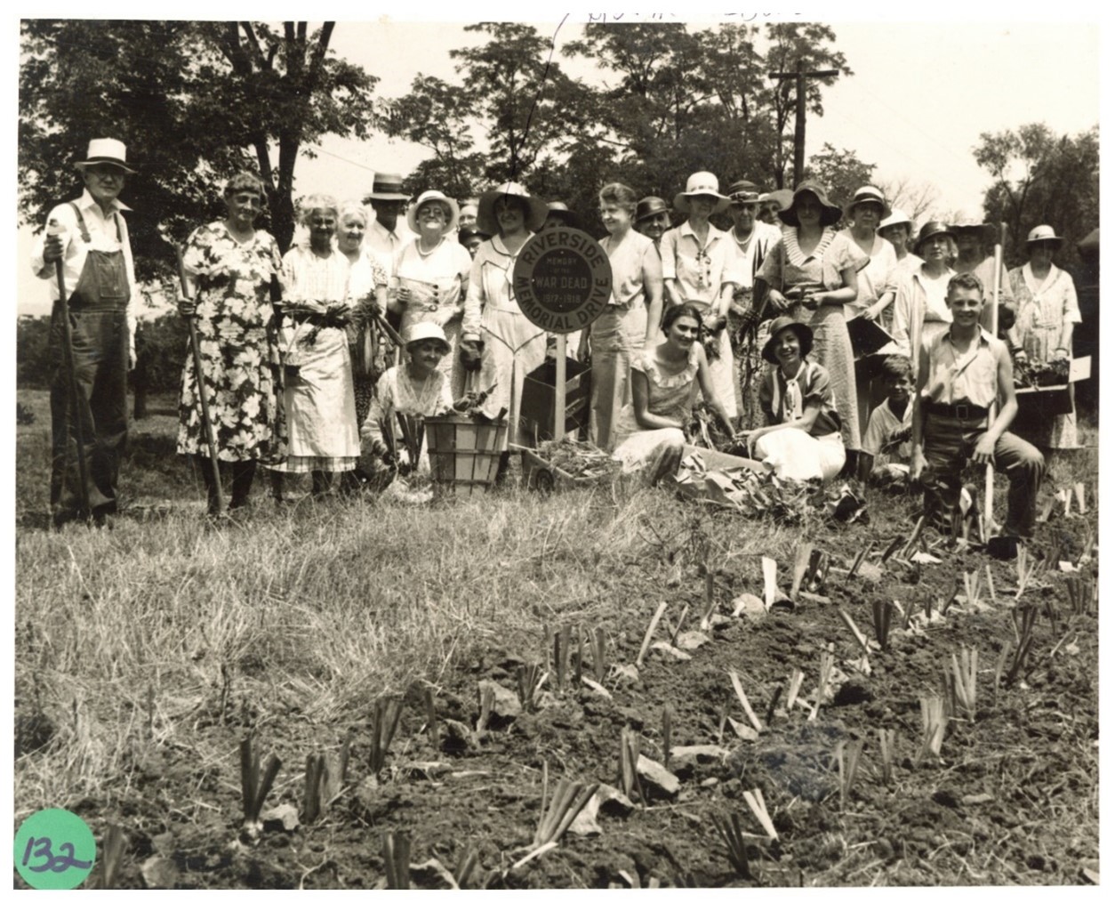 Group photo with Eliza Bunchin the center