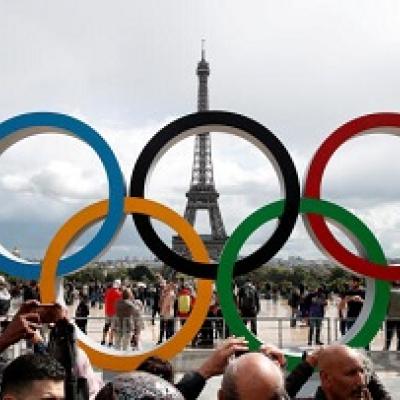 Olympic rings in front of the Eiffel Tower