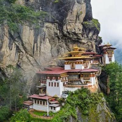Photo of buildings in Bhutan on a mountainside