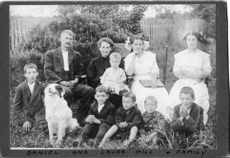 Old black and white photo of a large family.